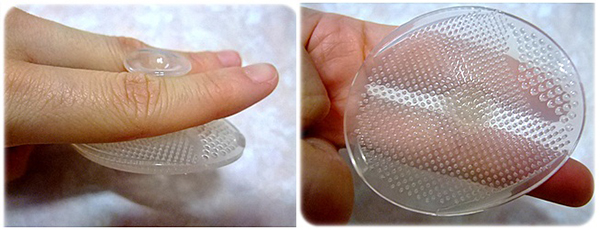 how to hold the Facial Cleansing Pad